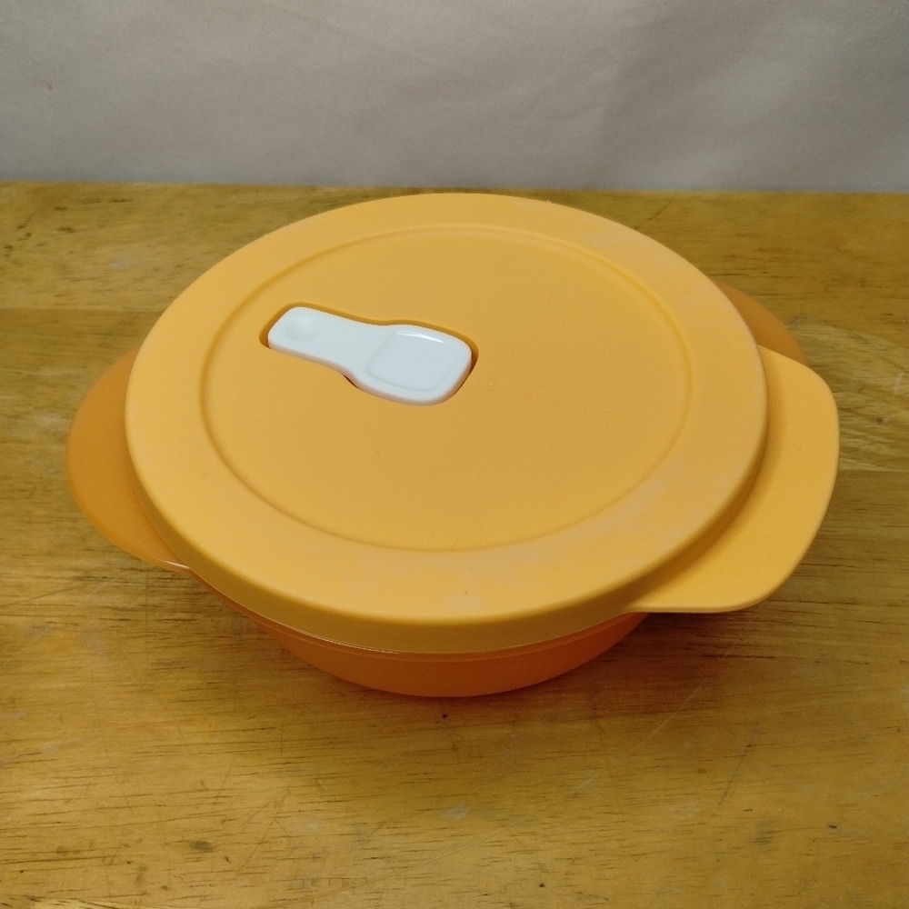 New Tupperware Orange 2 1/2 vent and serve round lunch container